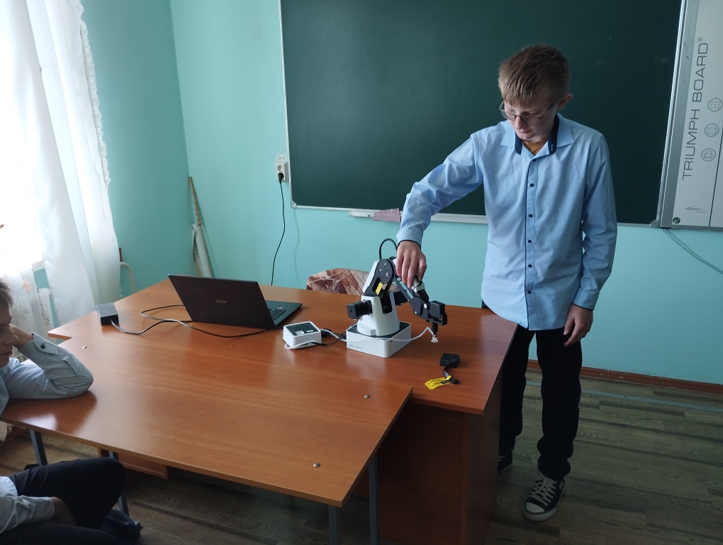 Изучение техники управления роботом-манипулятором.
