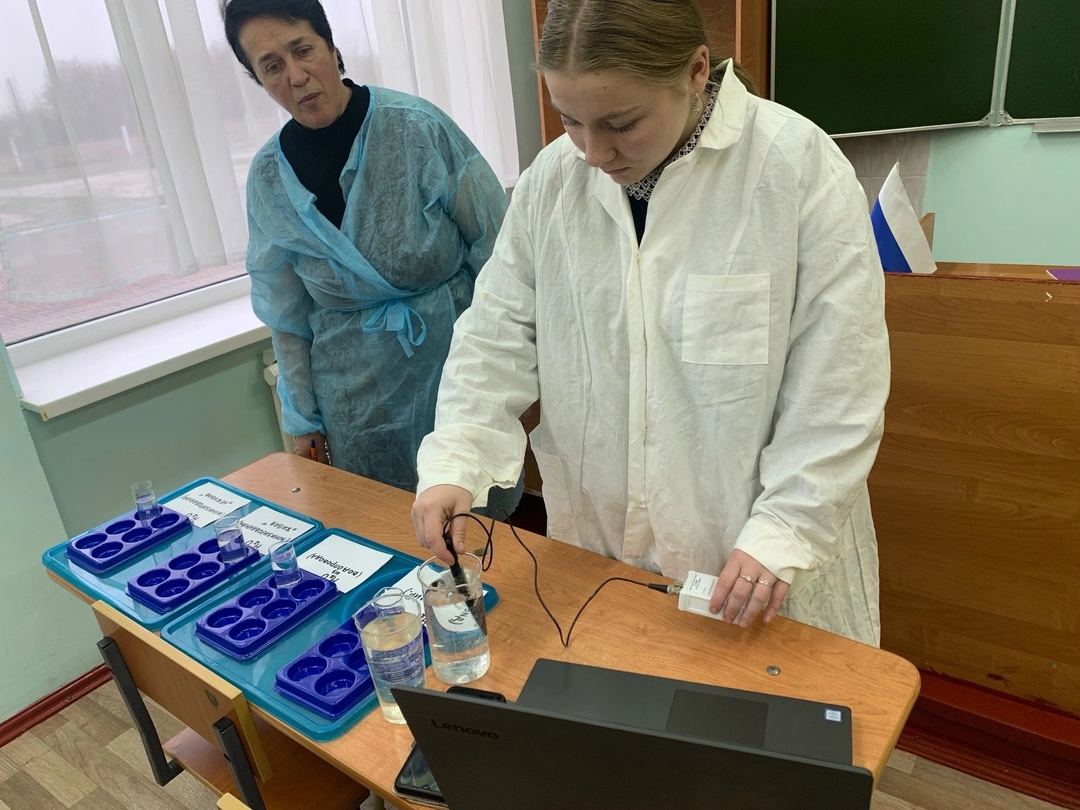 Лабораторная работа по химии на тему: "Определение рН разных образцов воды: из водопровода с. 2-Поныри; бутилированная вода и дистиллированная вода"..